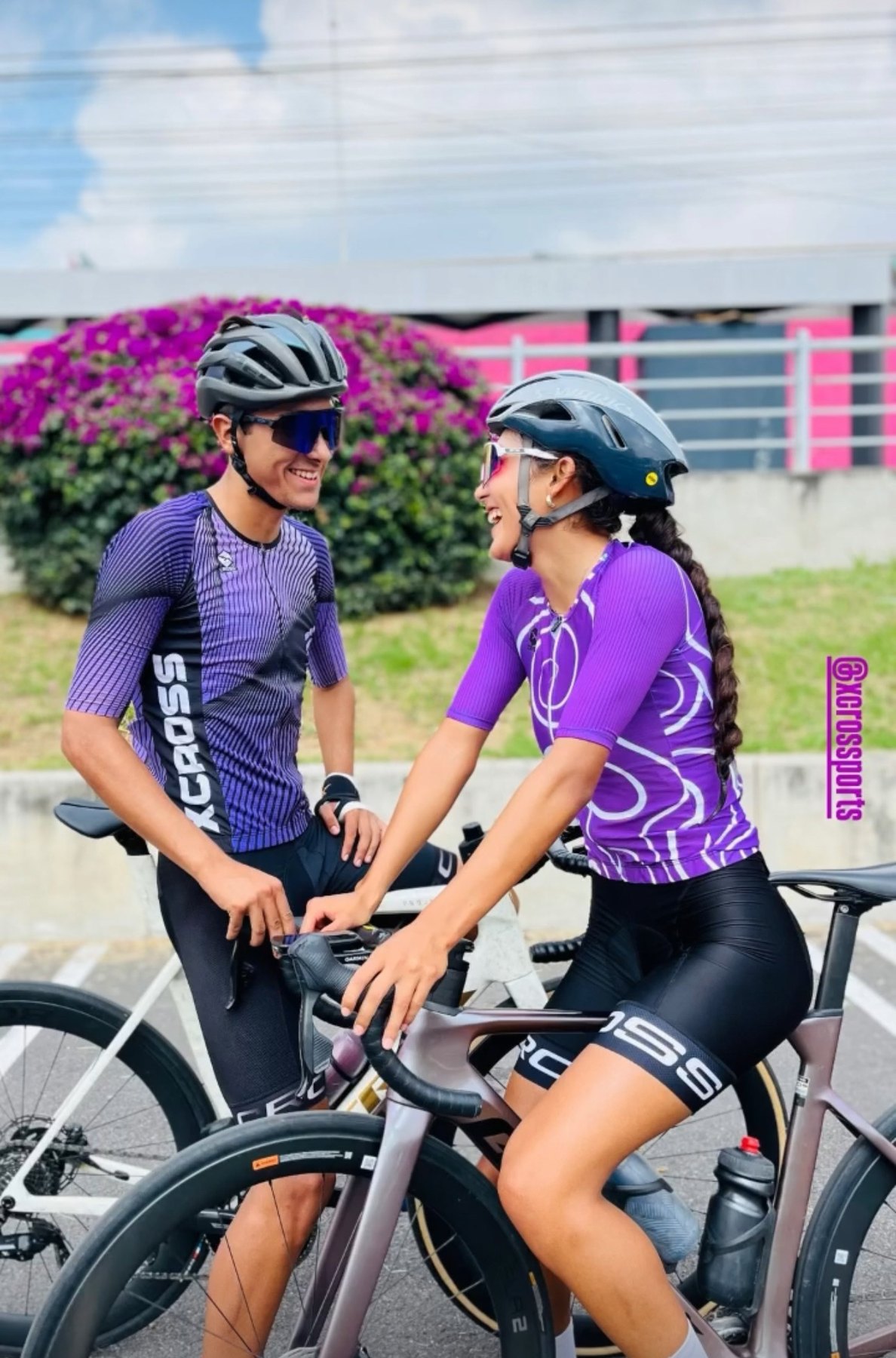 Ciclistas usando prendas XCROSS