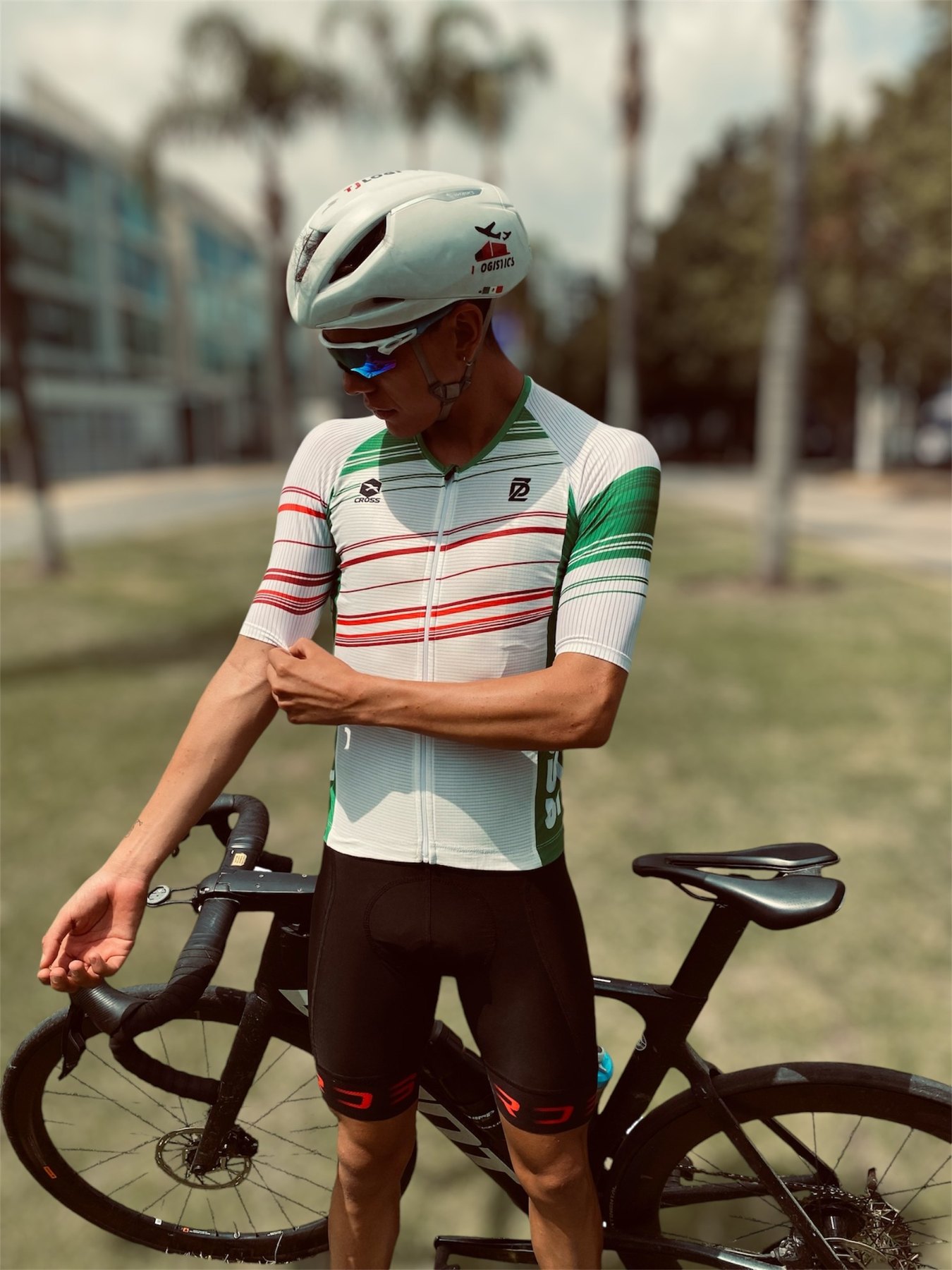 Atleta usando ropa de ciclismo XCROSS